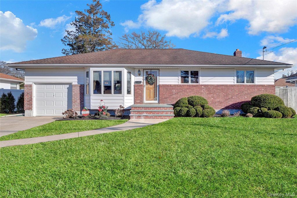 Photo of 607 Saint George Avenue, North Babylon, NY 11703 (MLS # 943099)