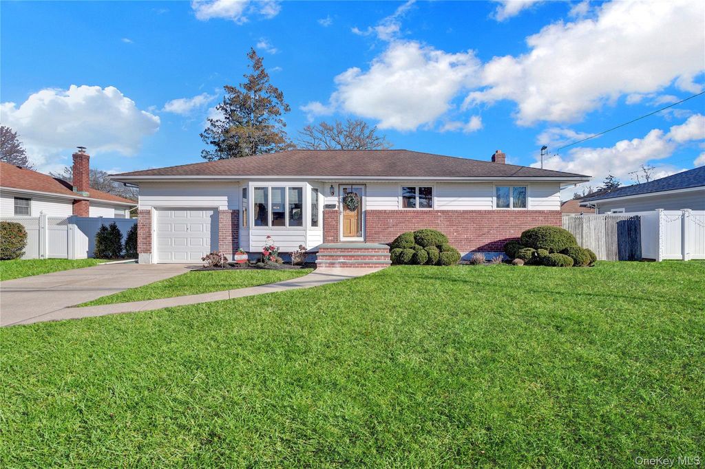 Photo of 607 Saint George Avenue, North Babylon, NY 11703 (MLS # 943099)