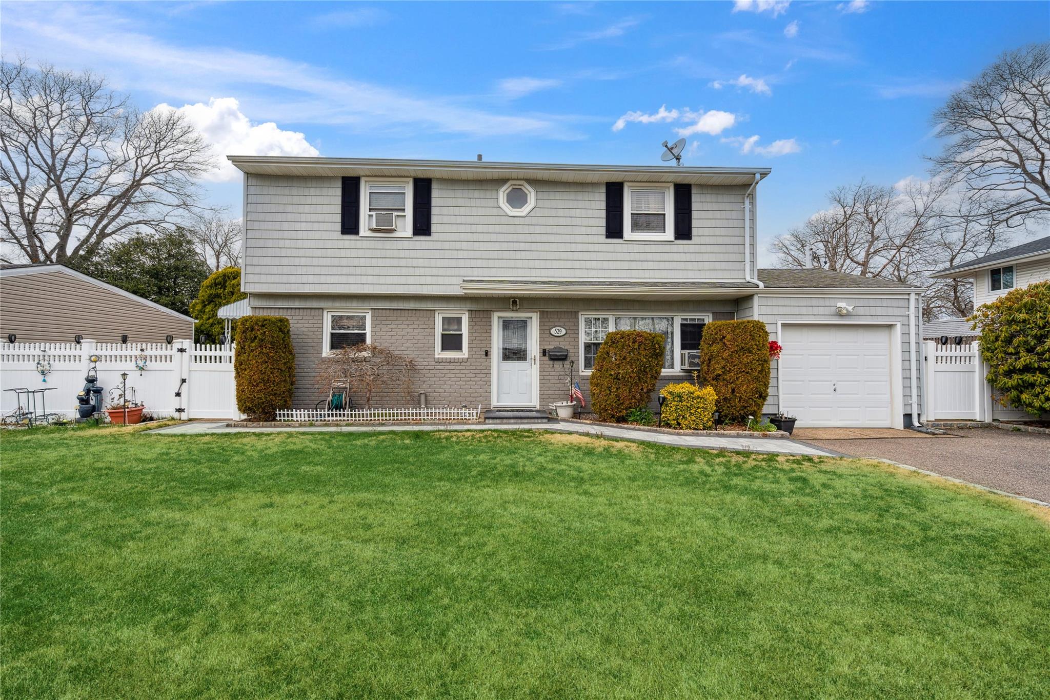 529 Davis Street, North Babylon, New York image 1