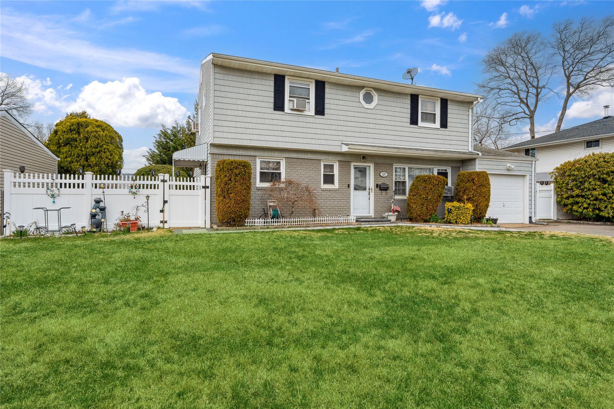 529 Davis Street, North Babylon, New York image 3