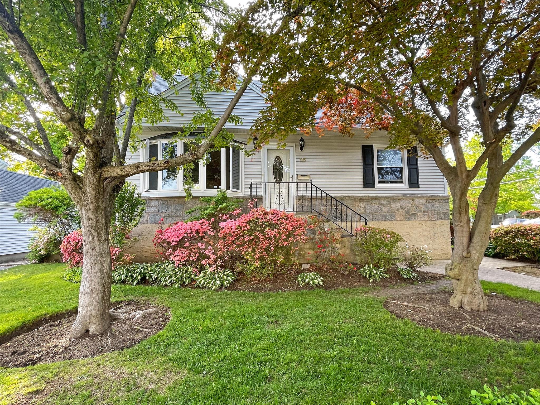 Rental Property at Lyons Road, Scarsdale, New York - Bedrooms: 3 
Bathrooms: 3 
Rooms: 7  - $6,500 MO.