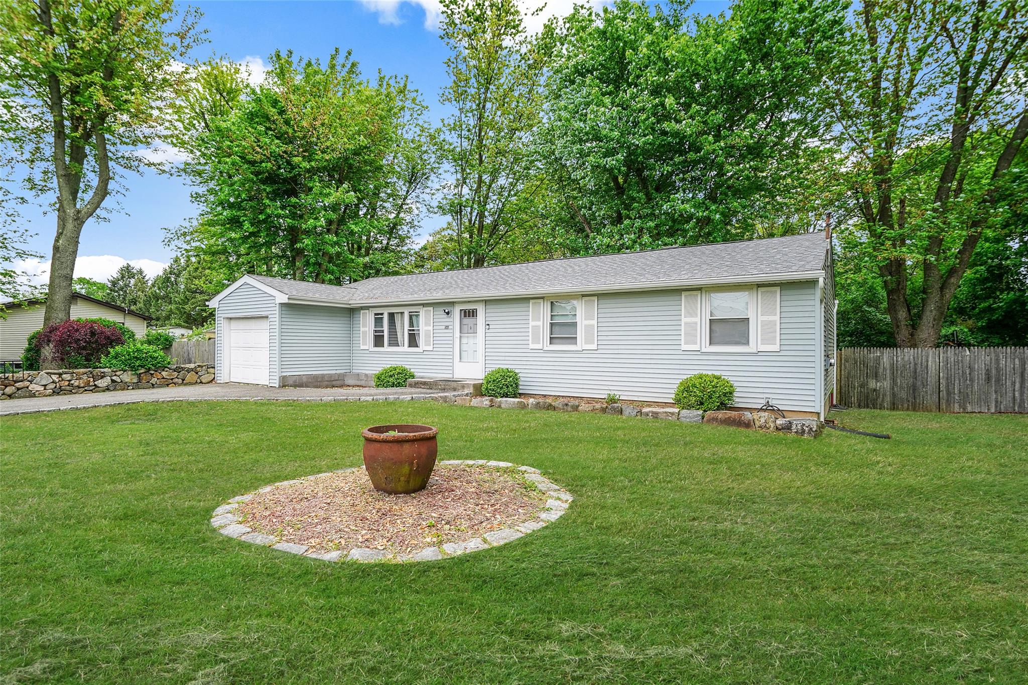 1564 Illinois Avenue, Bay Shore, New York image 23