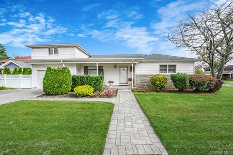 Photo of 138 Claudy Lane, New Hyde Park, NY 11040 (MLS # 927202)