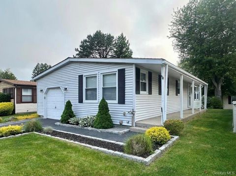 16 Village Circle E Manorville NY 11949