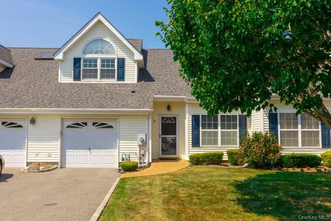 Photo of 12 Joyces Way, Bay Shore, NY 11706 (MLS # 858611)