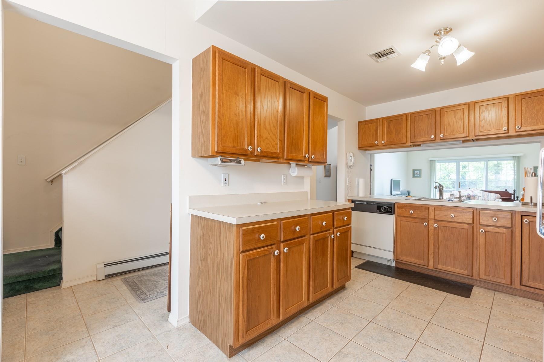 12 Joyces Way, Bay Shore, New York image 4