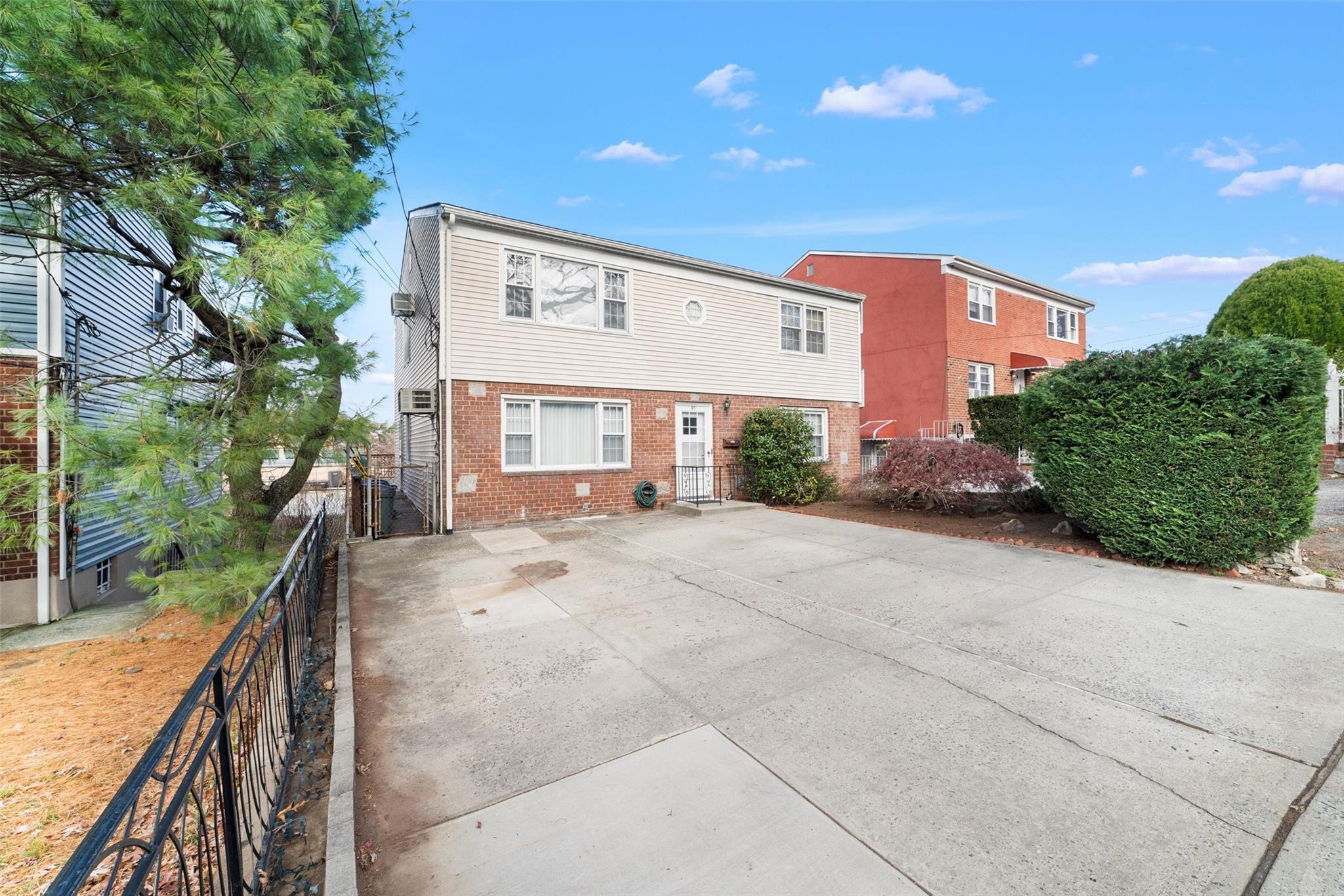 Stevens Avenue, Yonkers, New York - 6 Bedrooms  
2 Bathrooms - 