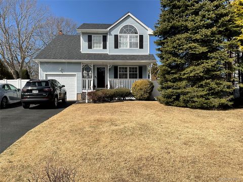 Homes For Sale - 7 Tipton Drive<br/> Shirley, NY 11967
