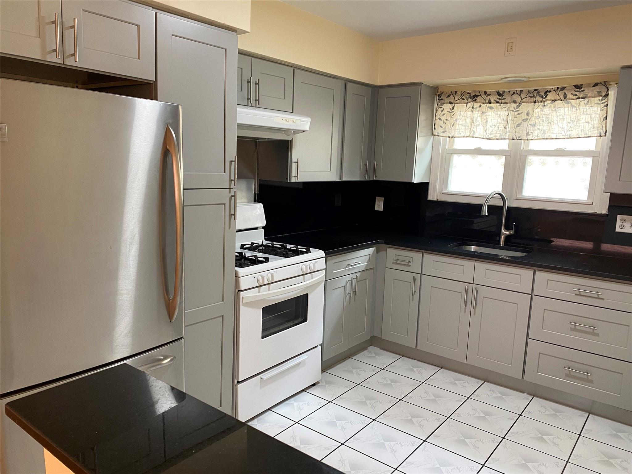 Rental Property at 102 Avenue 2nd  Floor, Ozone Park, Queens, NY - Bedrooms: 3 
Bathrooms: 2 
Rooms: 6  - $3,500 MO.