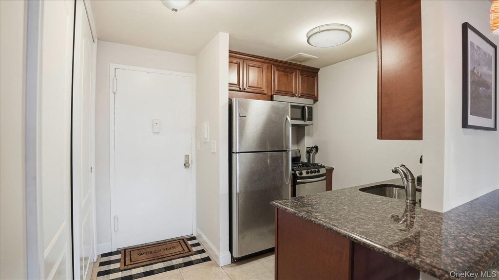 Photo of 10 Lenox Road #1G, Rockville Centre, NY 11570 (MLS # 954335)