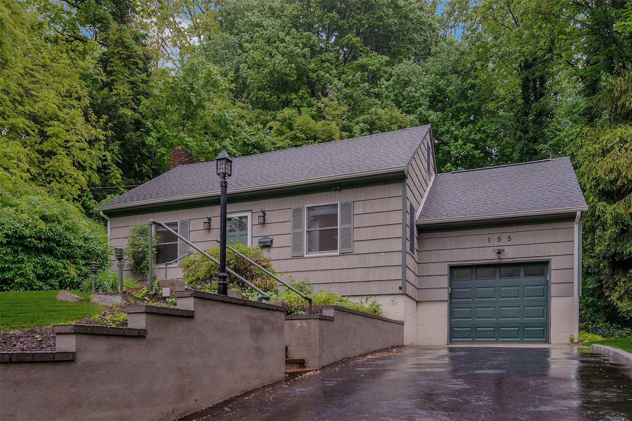 Woodbury Road, Huntington, Hamptons, NY - 3 Bedrooms  
2 Bathrooms - 