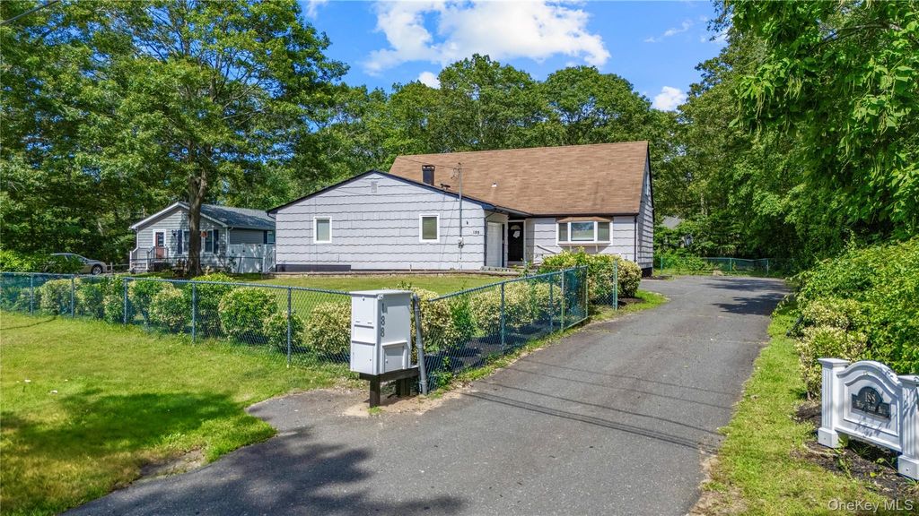 Photo of 188 W End Avenue, Shirley, NY 11967 (MLS # 951611)