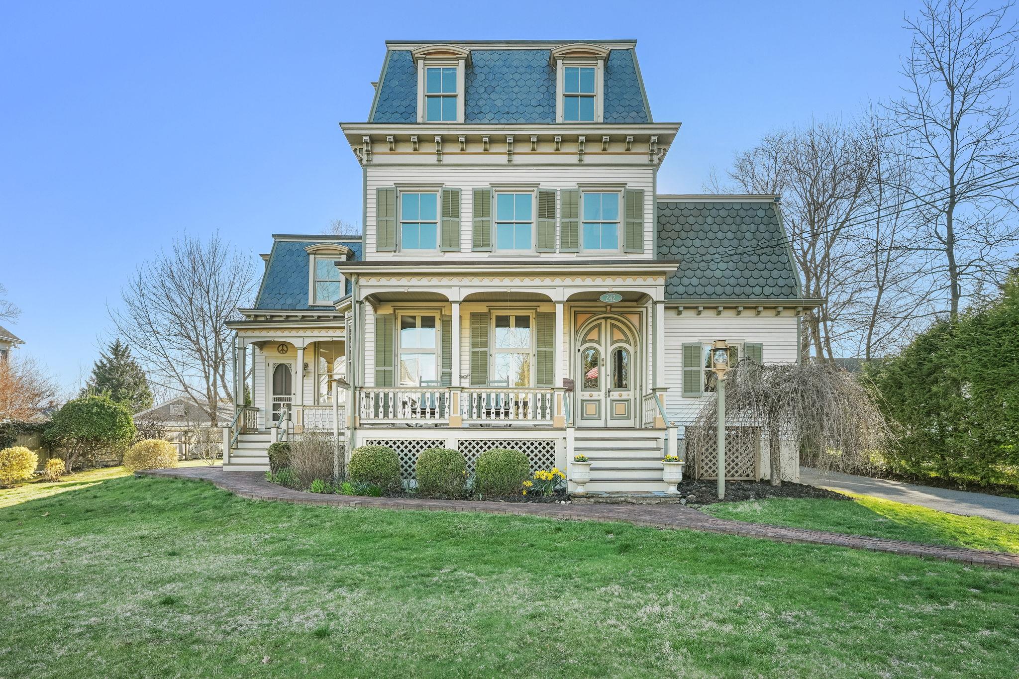 Melbourne Avenue, Mamaroneck, New York - 5 Bedrooms  
3 Bathrooms  
10 Rooms - 