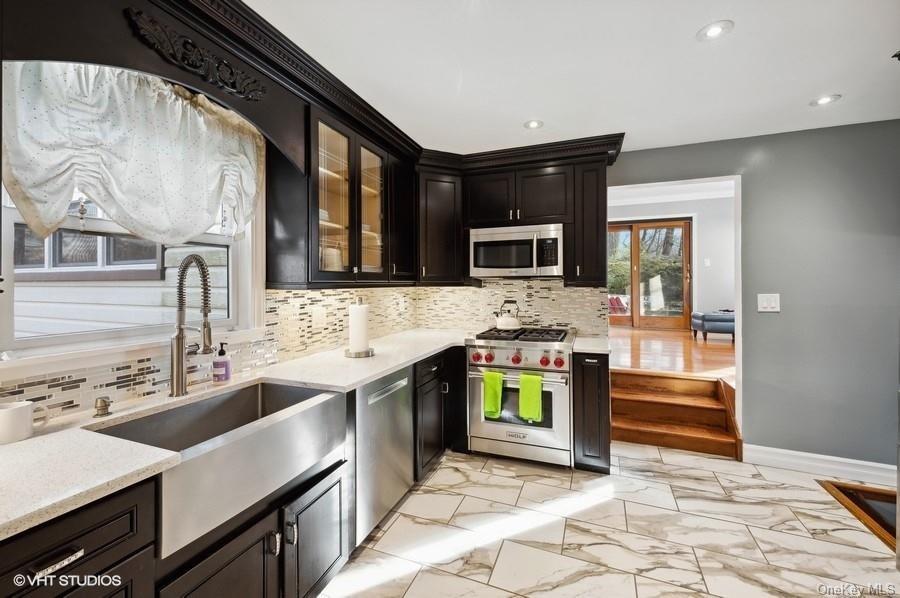 Rental Property at Rolling Way, New Rochelle, New York - Bedrooms: 3 
Bathrooms: 3.5 
Rooms: 9  - $6,000 MO.