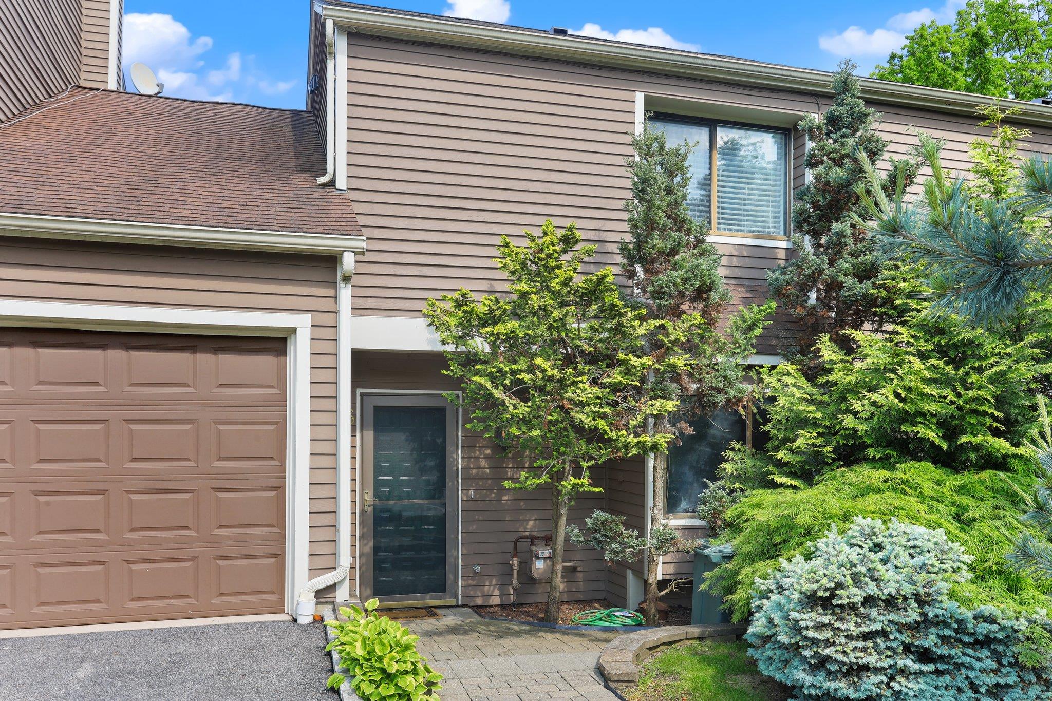 Rental Property at Arthur Court, Port Chester, New York - Bedrooms: 1 
Bathrooms: 2 
Rooms: 5  - $3,300 MO.