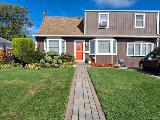 32 HALYCON RD, LINDENHURST, NY 11757 - Image c0d4ae7b4e320eb8bd7862f80b22579e/742155272