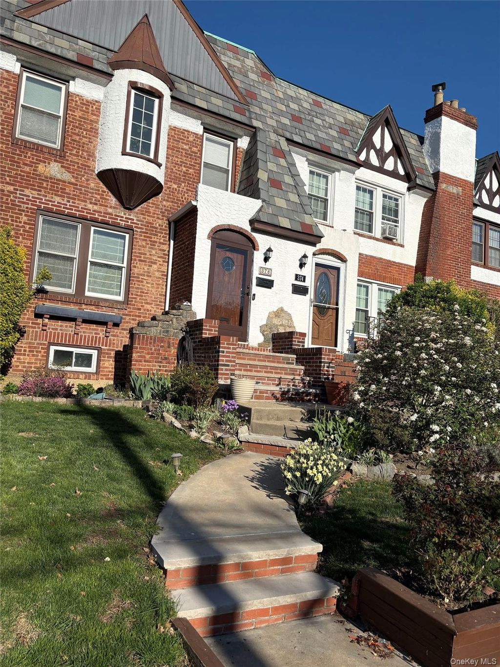 Photo of 376 Cochran Place, Valley Stream, NY 11581 (MLS # 996286)