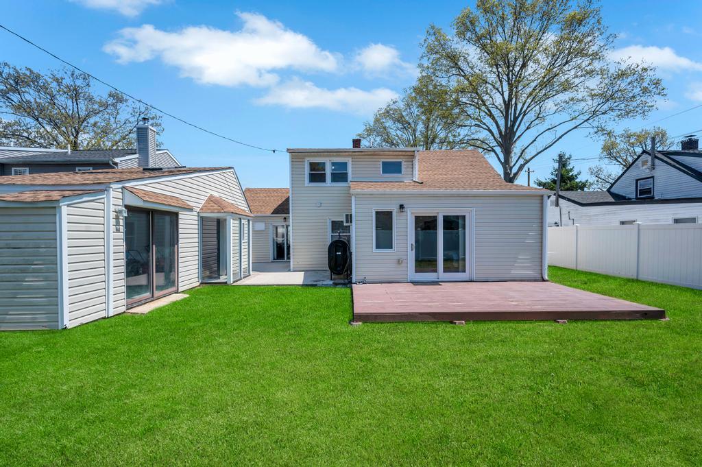 30 Mistletoe Lane, Levittown, New York image 8