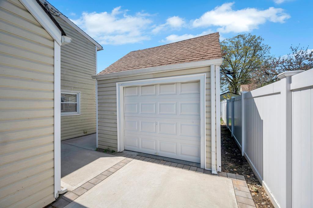 30 Mistletoe Lane, Levittown, New York image 5