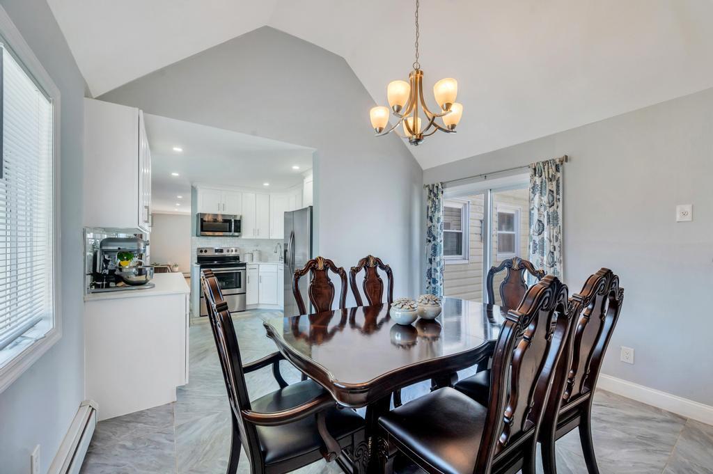 30 Mistletoe Lane, Levittown, New York image 19
