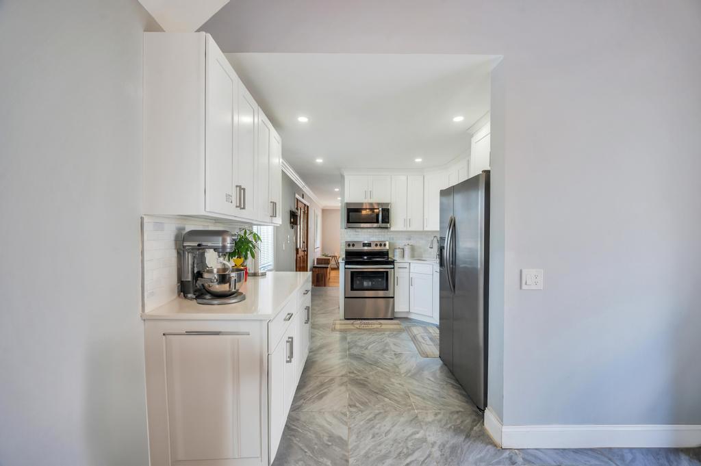 30 Mistletoe Lane, Levittown, New York image 14