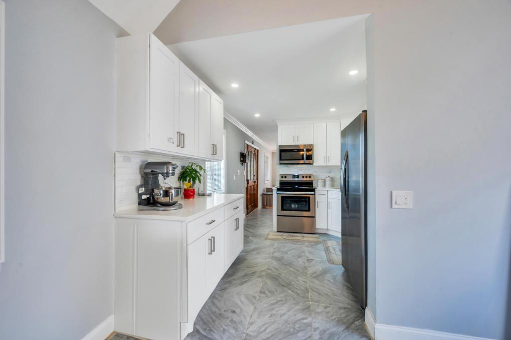 30 Mistletoe Lane, Levittown, New York image 15