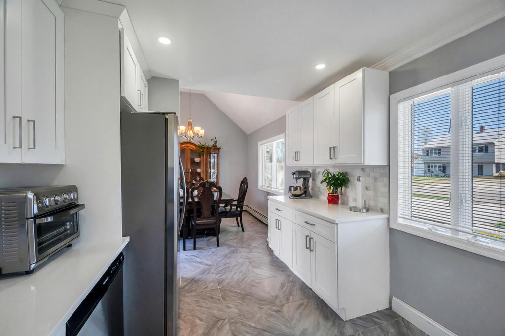 30 Mistletoe Lane, Levittown, New York image 17