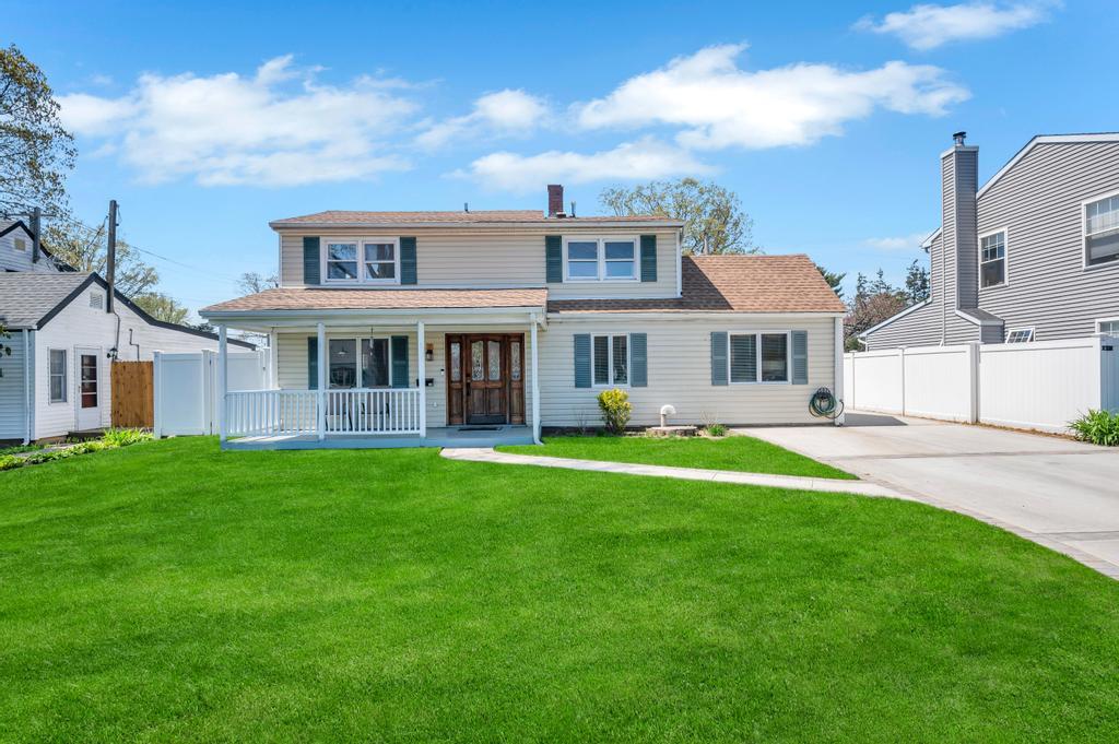 30 Mistletoe Lane, Levittown, New York image 1
