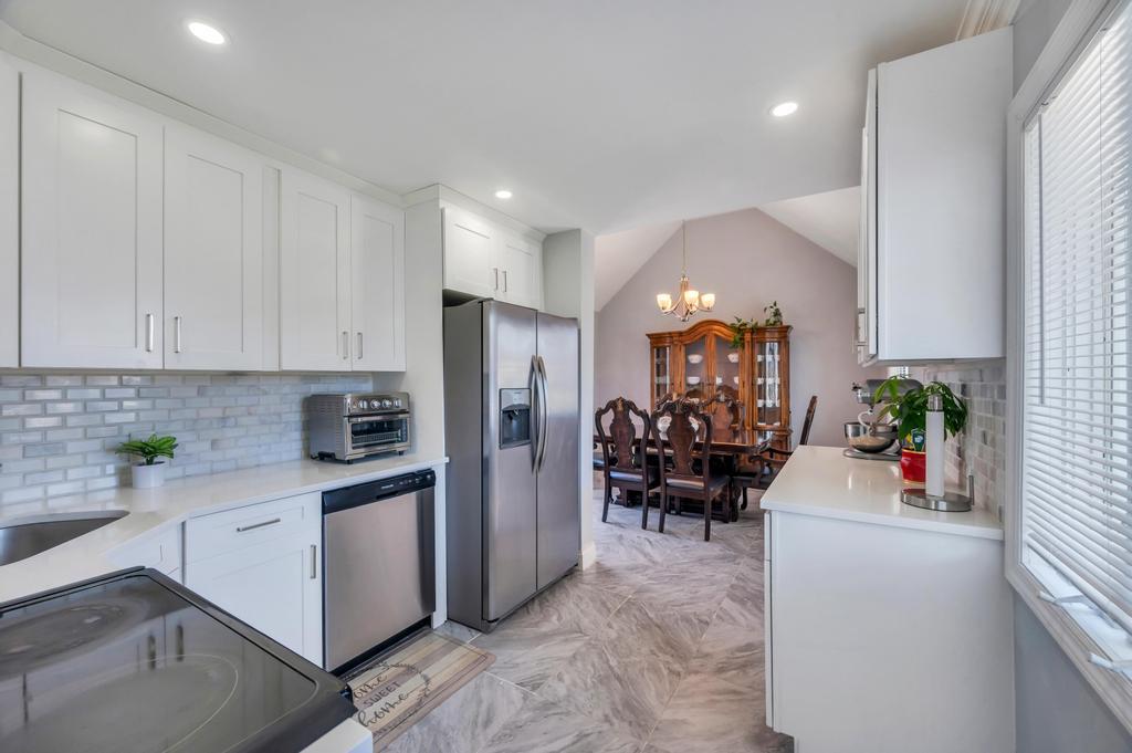 30 Mistletoe Lane, Levittown, New York image 16