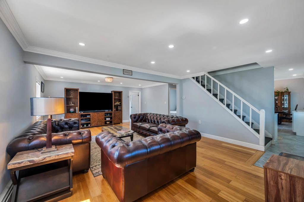30 Mistletoe Lane, Levittown, New York image 10