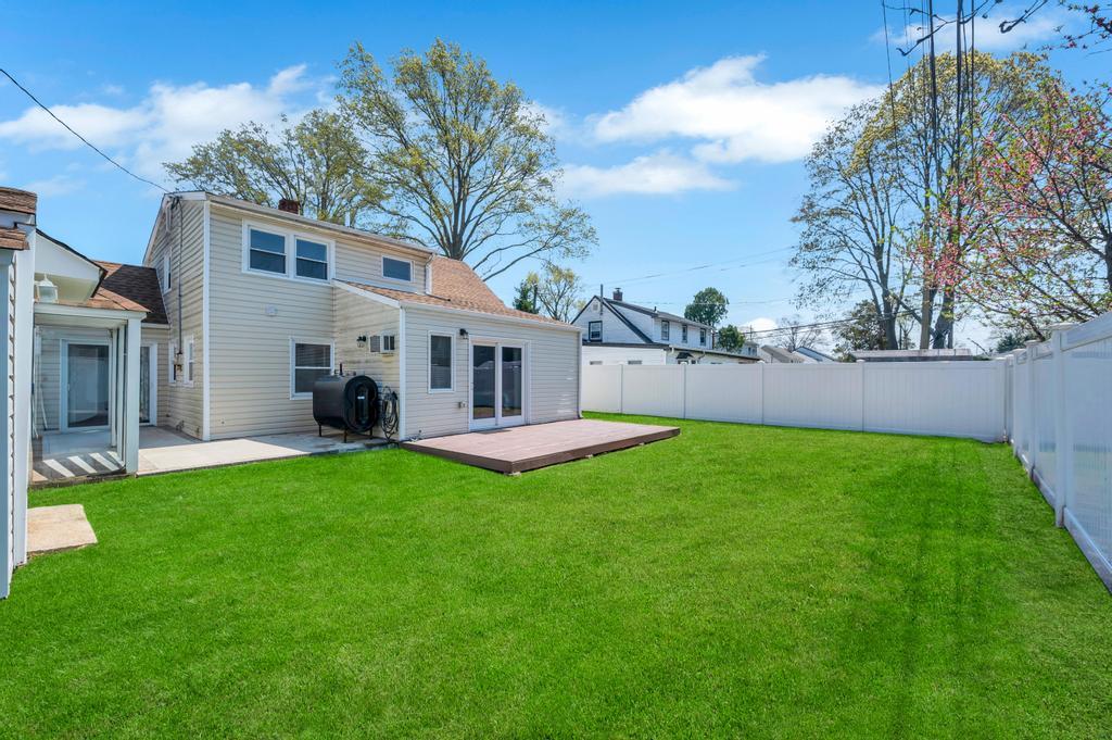 30 Mistletoe Lane, Levittown, New York image 7
