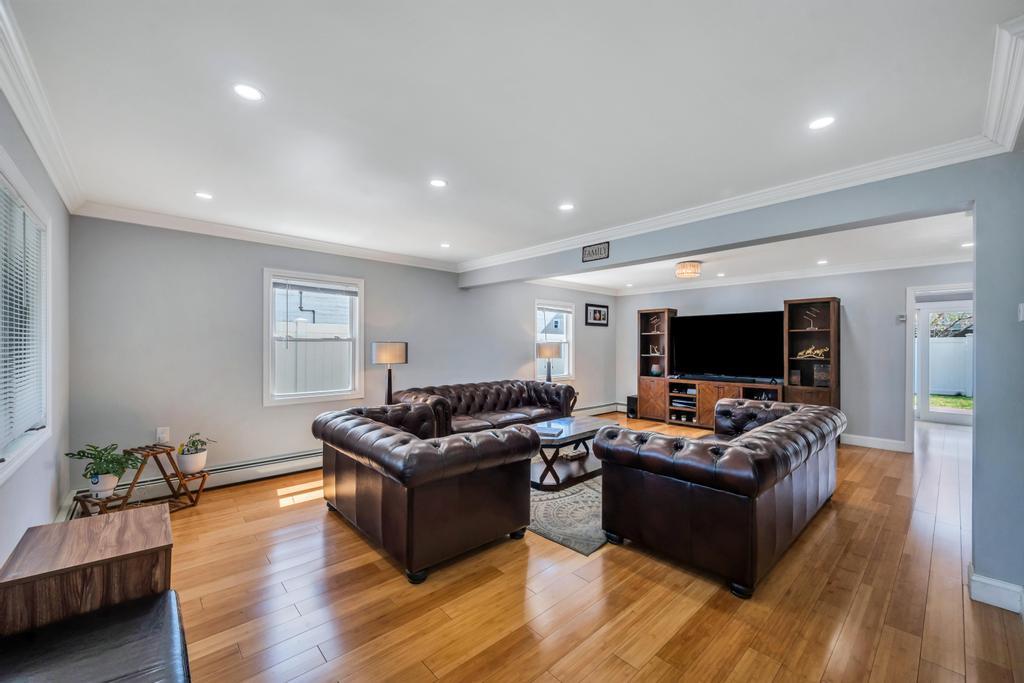 30 Mistletoe Lane, Levittown, New York image 9