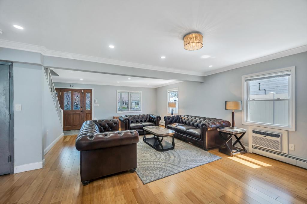 30 Mistletoe Lane, Levittown, New York image 12