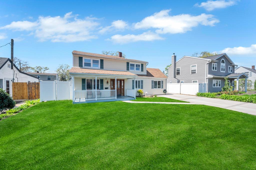 30 Mistletoe Lane, Levittown, New York image 3