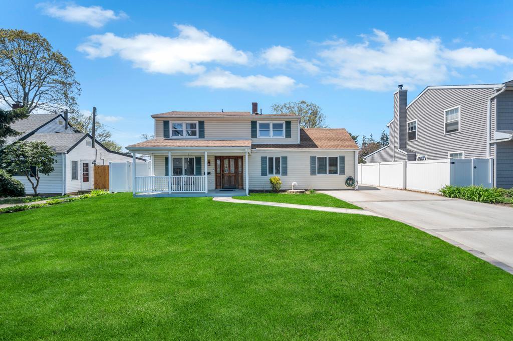 30 Mistletoe Lane, Levittown, New York image 4