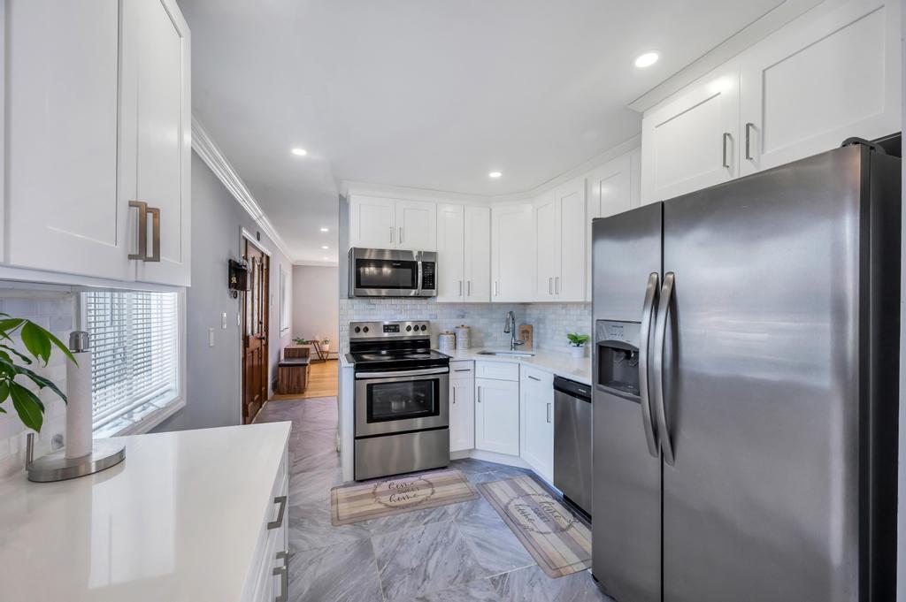 30 Mistletoe Lane, Levittown, New York image 13