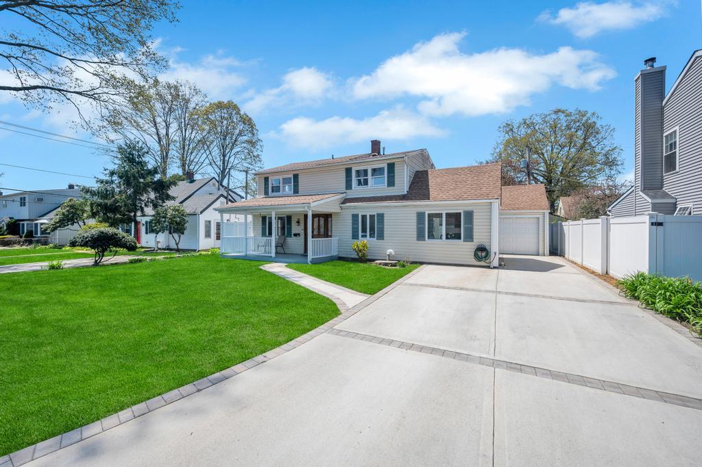 30 Mistletoe Lane, Levittown, New York image 2