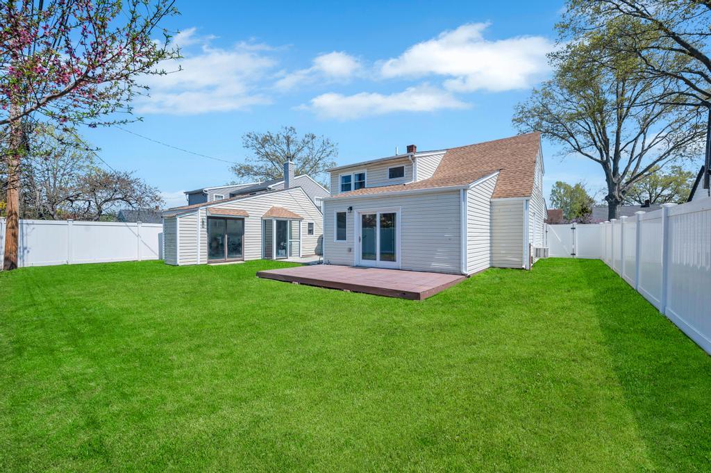 30 Mistletoe Lane, Levittown, New York image 6