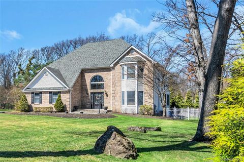 Photo of 1 Kings Court, Hauppauge, NY 11788 (MLS # 982284)