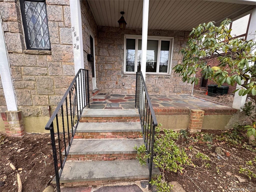 Photo of 254-28 Walden Avenue, Great Neck, NY 11020 (MLS # 963828)