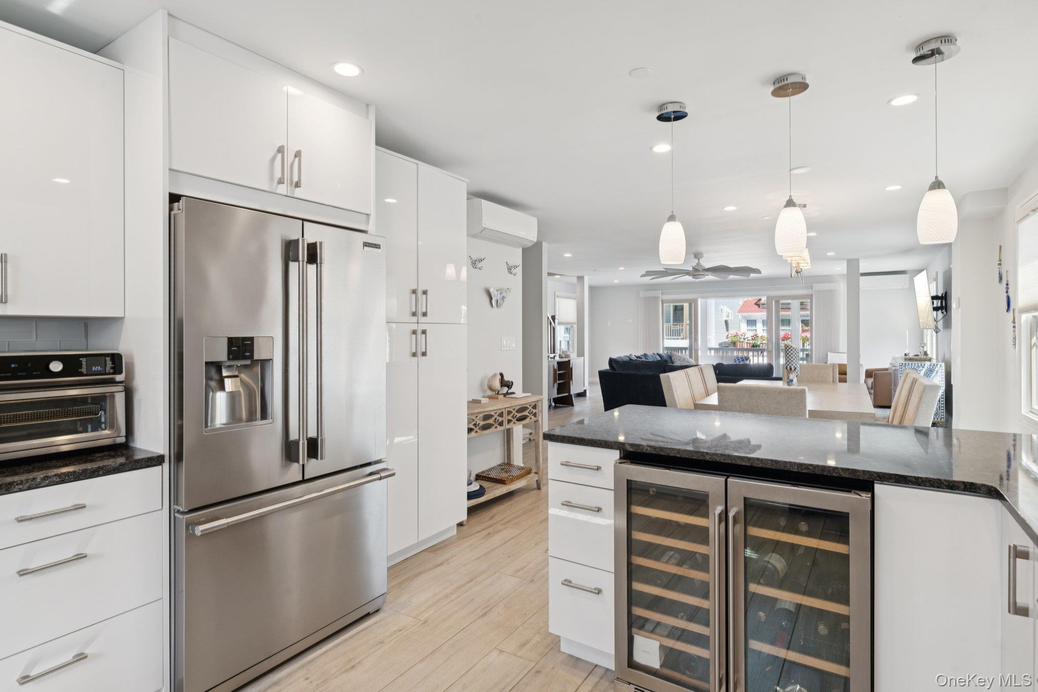 Long Beach, New York 11561, United States, 4 Bedrooms Bedrooms, ,3 BathroomsBathrooms,Residential,Active,196642