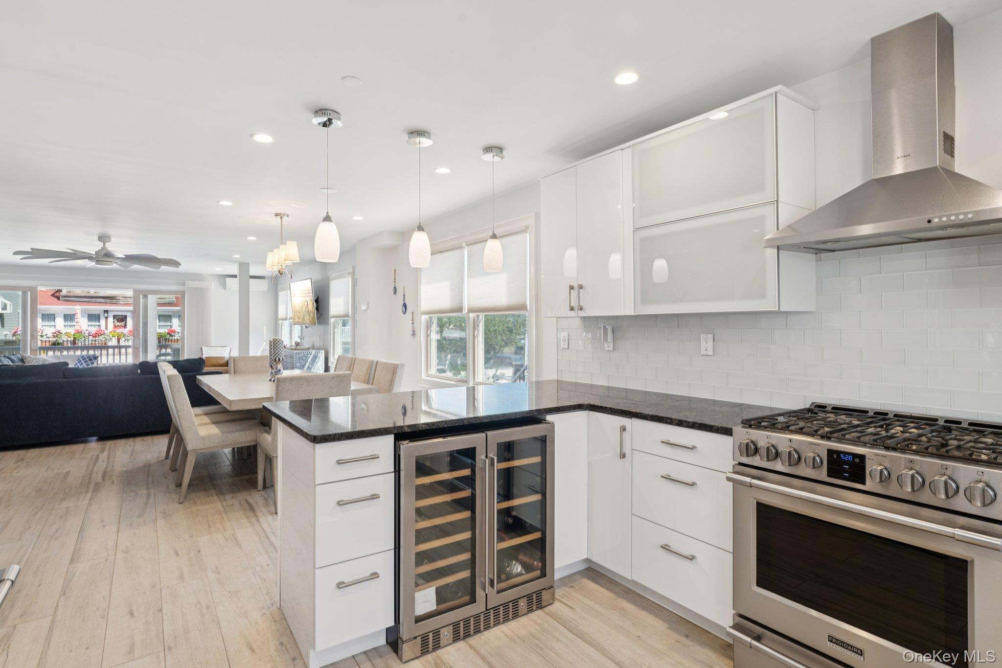 Long Beach, New York 11561, United States, 4 Bedrooms Bedrooms, ,3 BathroomsBathrooms,Residential,Active,196642