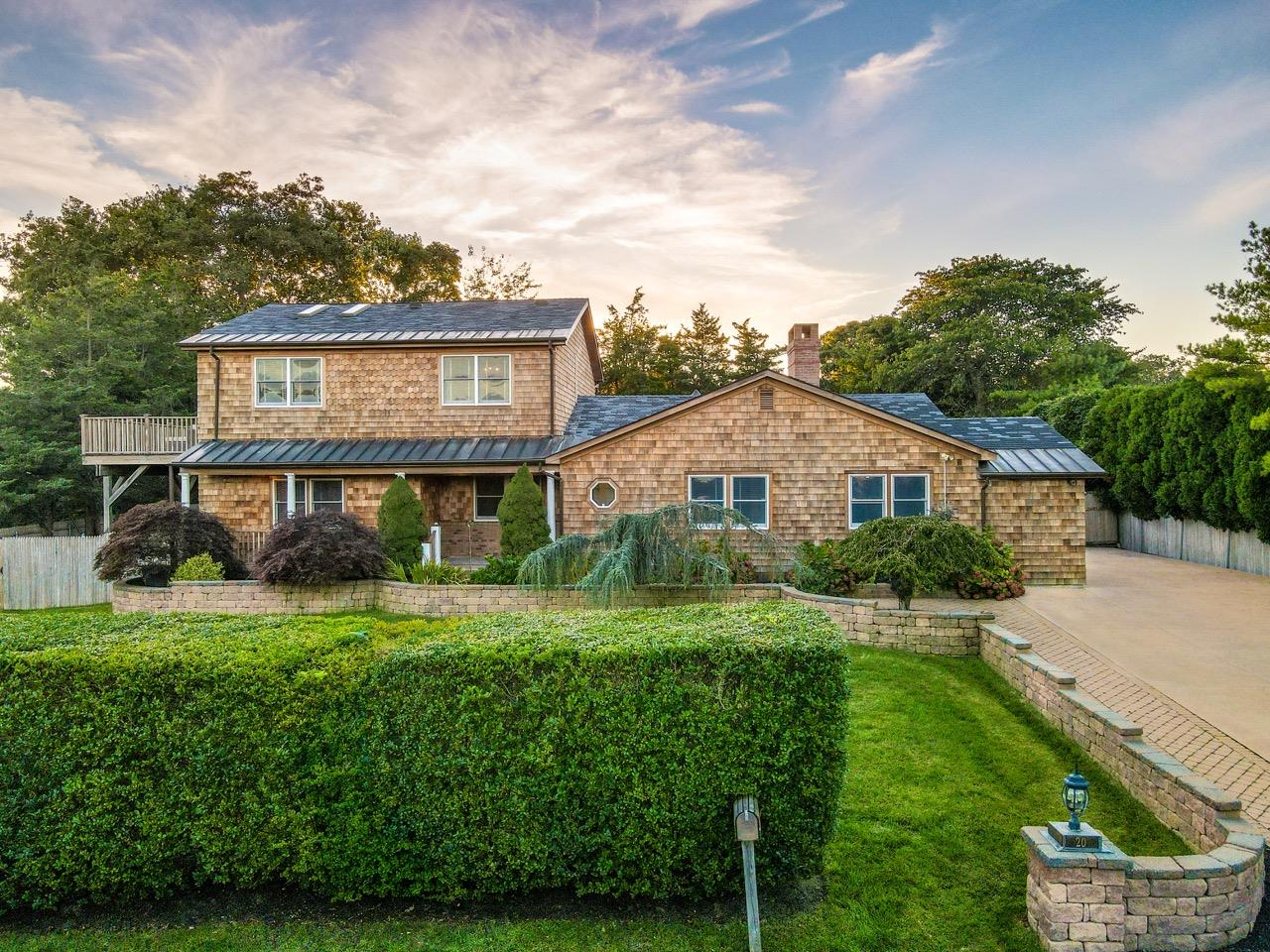 Alanson Lane, Hampton Bays, Hamptons, NY - 6 Bedrooms  
3 Bathrooms - 