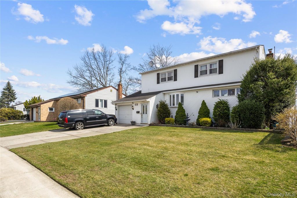 Photo of 21 Darewood Lane, Valley Stream, NY 11581 (MLS # 982110)