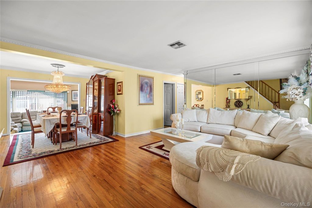 Photo of 21 Darewood Lane, Valley Stream, NY 11581 (MLS # 982110)