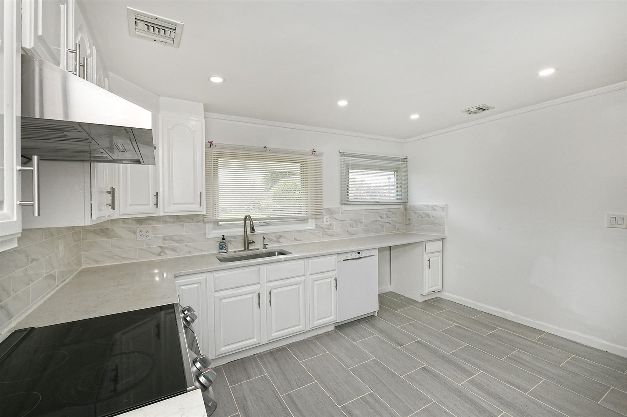 26 Sky Lane, Levittown, New York image 8