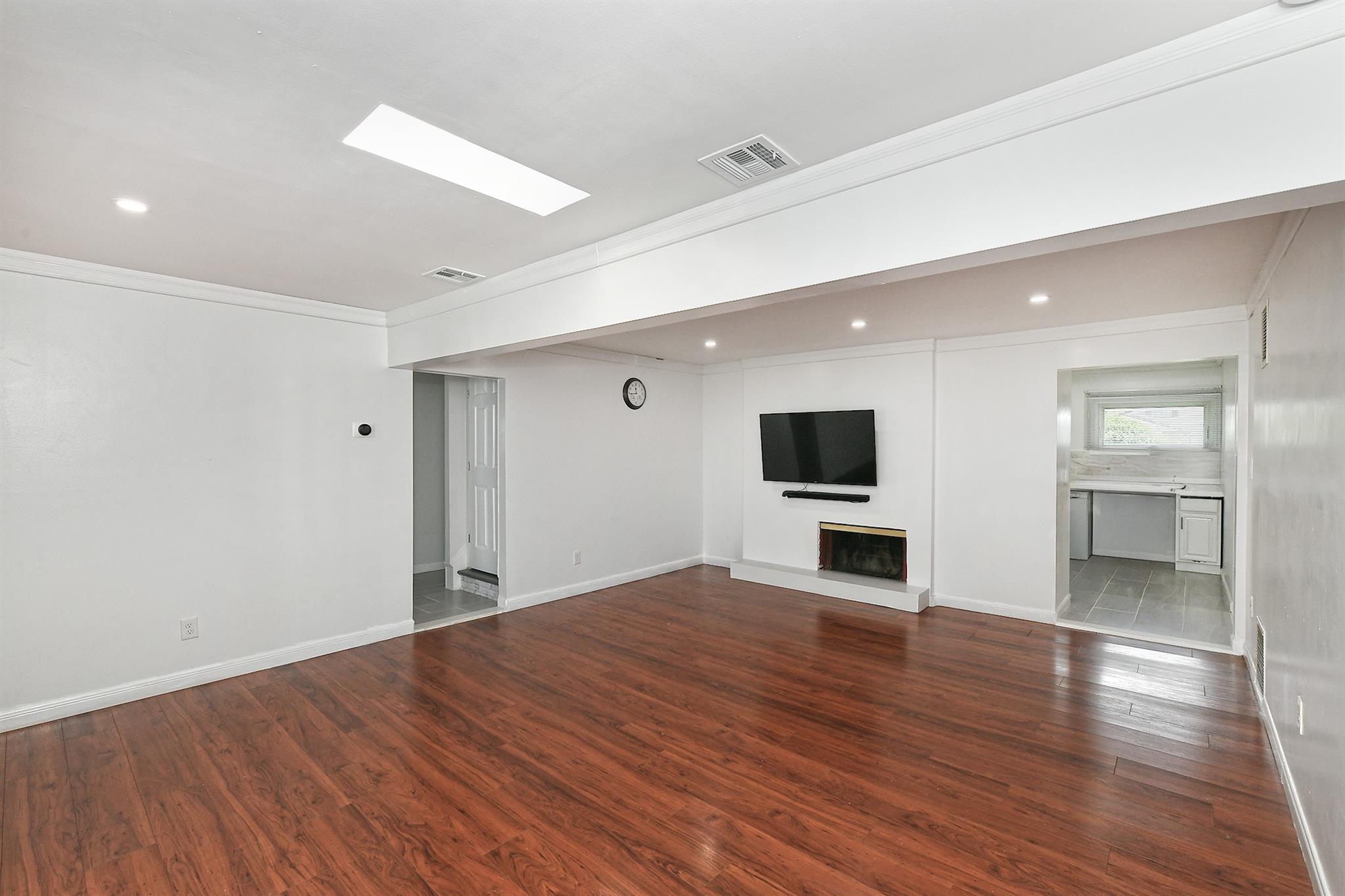 26 Sky Lane, Levittown, New York image 12