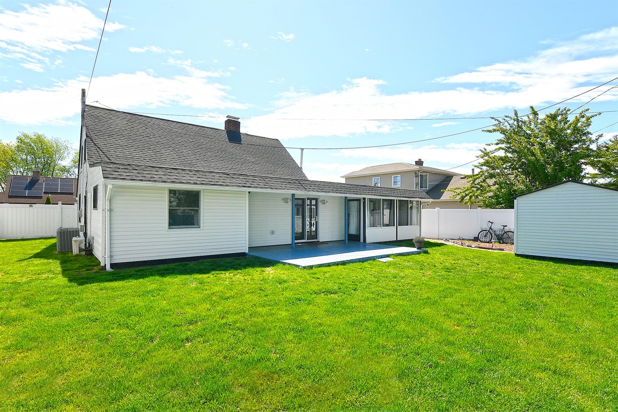 26 Sky Lane, Levittown, New York image 28