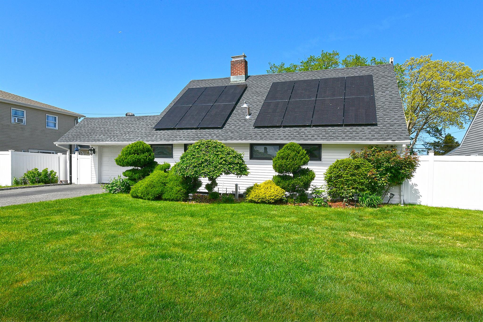 26 Sky Lane, Levittown, New York image 3