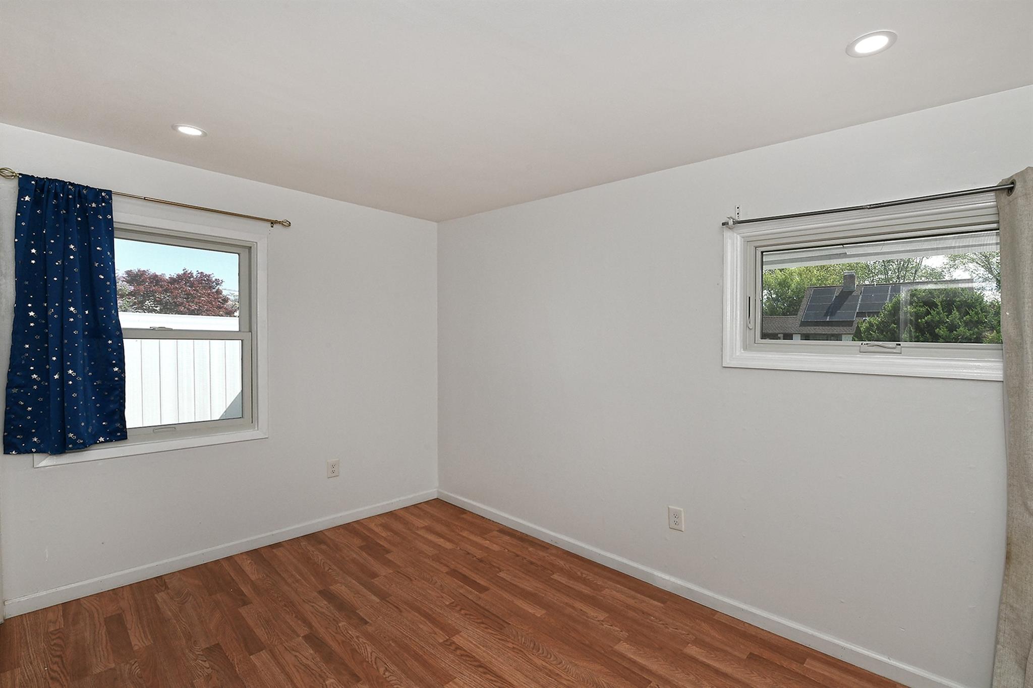26 Sky Lane, Levittown, New York image 16